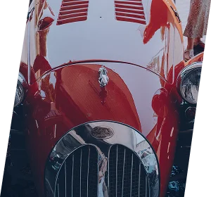 Geöffnete Motorhaube eines roten Oldtimers