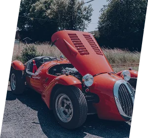 Roter Oldtimer in der Werkstatt