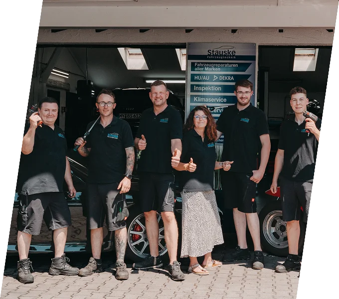 Das Team der Stauske Fahrzeugtechnik mit Werkzeug